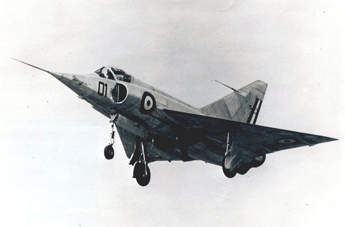 8. Dassault Mystère-Delta: Mystère-Delta MD 550 được xem là nguyên mẫu đầu tiên của mẫu máy bay tiêm kích siêu âm Mirage III do hãng hàng không Dassault của Pháp chế tạo. Mặc dù được biết tới như một dạng thử nghiệm công nghệ và không bao giờ được đưa vào sản xuất nhưng MD 550 có ảnh hưởng rất lớn đến chương trình phát triển mẫu máy bay Fairey Delta 2 do công ty hàng không Fairey của Anh phát triển.