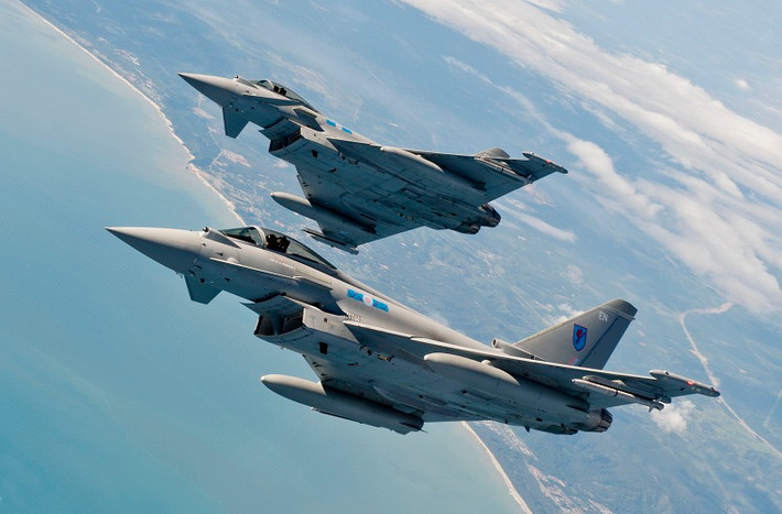 Eurofighter Typhoon được phát triển với nhiều biến thể khác nhau bao gồm cả phiên bản trên tàu sân bay. Nó được trang bị hai động cơ phản lực Eurojet EJ200 có công suất 13.500 lbf mỗi chiếc, với tốc độ bay tối đa 2.390km/h. Tầm hoạt động tối đa của Eurofighter Typhoon là khoảng 1.390km, với trần bay 19.800m. Hệ thống vũ khí của Eurofighter Typhoon gồm một pháo Mauser BK-27 27 mm, với khả năng mang theo 7,5 tấn vũ khí các loại.