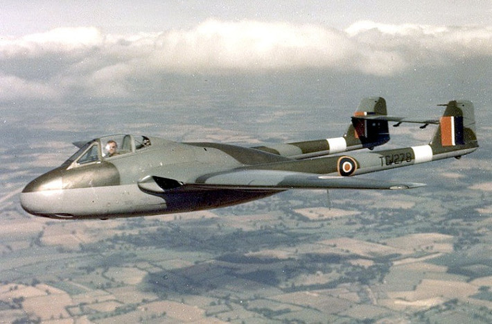 7. De Havilland Vampire: là một mẫu tiêm kích trang bị động cơ phản lực được Không quân Hoàng gia Anh (RAF) sử dụng vào cuối Chiến tranh Thế giới thứ 2. Do được trang bị cho các đơn vị không quân hoàng gia vào cuối chiến tranh nên Vampire không có cơ hội tham chiến, nhưng nó lại phục vụ tại các đơn vị chiến đấu của RAF đến tận năm 1955 và tiếp tục được sử dụng như một máy bay huấn luyện đến năm 1966. Vampire cũng phục vụ trong không quân nhiều nước trên thế giới trong đó có cả Không quân Pháp.