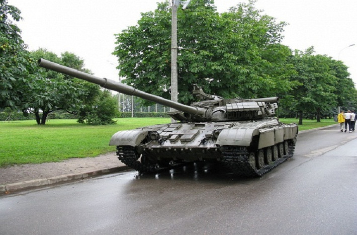 T-64 là loại xe tăng chiến đấu chủ lực được Liên Xô phát triển vào đầu những năm 1960. Phiên bản tiếp theo của nó là T-64A được chế tạo vào năm 1967 với vũ khí chính là một pháo nòng trơn 125mm. Đây từng được xem là một trong mẫu tăng tốt nhất thế giới thời bấy giờ với những công nghệ mang tính cách mạng như pháo nòng trơn, hệ thống nạp đạn tự động...
