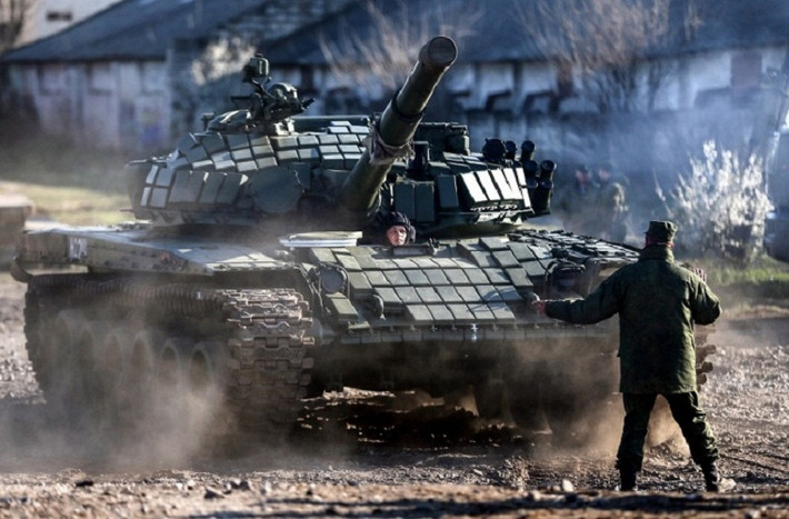 Dù đã có T-90 nhưng Nga vẫn tiếp tục hiện đại hóa sâu rộng T-72 với những công nghệ mới giúp nó không lạc hậu với chiến tranh hiện đại. Trong ảnh là biến thể nâng cấp T-72 với giáp phản ứng nổ.