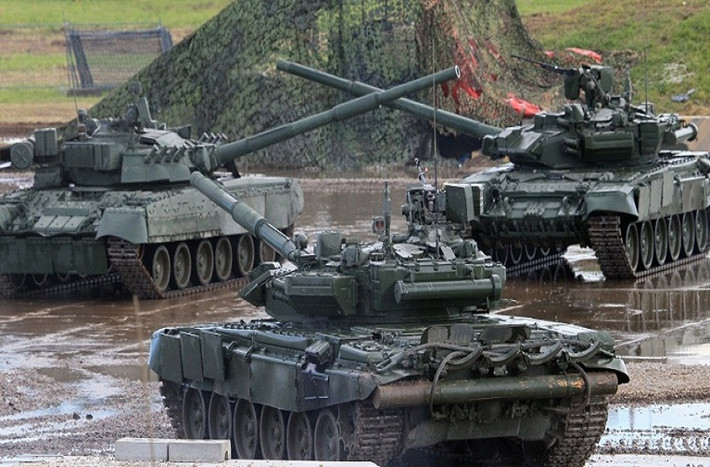 Trong ảnh là những chiếc T-90 của Nga đang khiêu vũ với nhau trong một triển lãm quốc phòng thường niên được tổ chức tại Nga.