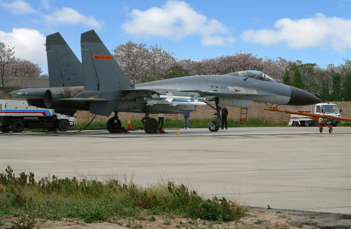 J-11B sử dụng tên lửa đối không tầm ngắn PL-8 đầu dò hồng ngoại và tầm trung PL-12 đầu dò radar. Đặc biệt là nó có thể mang các loại vũ khí tấn công mặt đất chính xác như bom dẫn laser LT-2, bom lượn thông minh LS-6, tên lửa chống radar YJ-91, tên lửa đối hạm KD-88.