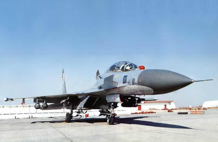 Trong khi đó Su-27UBK (Flanker C) kiêm thêm nhiệm vụ huấn luyện. Máy bay hai chỗ ngồi này được sản xuất bởi IAPO tại Irkusk. Trung Quốc đã trở thành quốc gia đầu tiên ngoài Cộng đồng các quốc gia độc lập (SNG) sở hữu những chiến đấu cơ Flanker, đó là bước ngoặt lớn cho sự phát triển của không quân PLA.