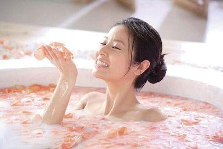 Không nên tắm trong bồn tắm. Bởi vì cửa tử cung trong thời kỳ bạn có kinh mở rất rộng. Chính vì thế mà rất dễ bị lây nhiễm khuẩn. Cho nên bạn không nên tắm bồn trong thời kỳ này.