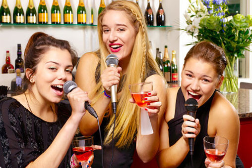 Hát hò. Nếu hát hò, cao giọng liên tục trong thời kỳ “đèn đỏ”, bạn có thể bị mất giọng, tiếng nói trở nên khàn đục, thậm chí dây thanh bị thương tổn vĩnh viễn. Nguyên nhân là do lượng máu được tăng cường trong khi thành mạch ở khu vực này không được củng cố. Các chuyên gia Trung Quốc khuyến cáo: phụ nữ trước khi có “đèn đỏ” hai ngày không nên cao giọng hát karaoke trong thời gian quá lâu.