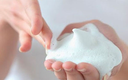 Dùng sữa tắm vệ sinh "vùng kín". Trong thời gian hành kinh, “chỗ ấy” thường có mùi khác lạ nên bạn thường xuyên tắm rửa. Nhưng nếu dùng sữa tắm hay nước nóng để rửa vùng kín thường xuyên, bạn dễ bị ngứa ngáy. Bởi khu vực này bình thường có tính axit cao, có tác dụng khống chế vi khuẩn sinh sôi nhưng khi “đèn đỏ” lại nghiêng về tính kiềm, sức đề kháng chống vi khuẩn giảm thấp, dễ gây ra viêm nhiễm.