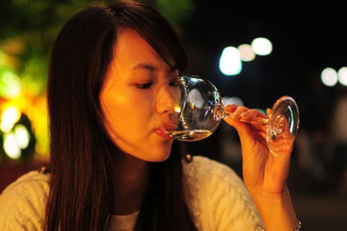 Uống nhiều đồ uống có chứa chất kích thích. Để môi hồng hào, bạn nên bỏ thói quen dùng đồ uống có tính kích thích và không ăn thực phẩm có tính nóng như đường, chocolate, các loại thịt...
