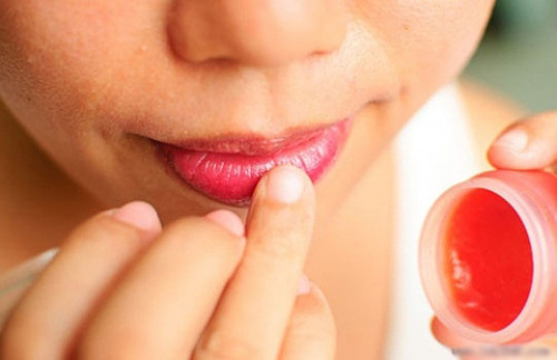Dùng sản phẩm theo tin đồn quảng cáo. Hiện tại, trên thị trường có rất nhiều loại mỹ phẩm được đưa ra lời quảng cáo rất ngon ngọt nhưng hoàn toàn không có kiểm chứng, tốt nhất, bạn không nên tham khảo ý kiến bác sĩ trước khi sử dụng một loại mỹ phẩm trị thâm nào.