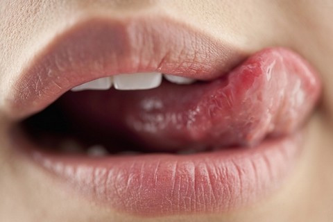 Hay liếm môi và không chống nắng. Tránh liếm môi và nên thường xuyên thoa son dưỡng có độ SPF nhằm hạn chết tác hại từ ánh nắng mặt trời. Ánh sáng mặt trời sẽ làm gia tăng các hắc sắc tố làm cho đôi môi bị thâm nếu bạn phơi trần đôi môi ra ánh nắng mặt trời trong thời gian dài.