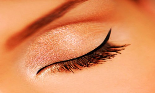 Kẻ mắt không đúng kích thước. Nhiều người không biết cách áp dụng độ dày mỏng khi kẻ mắt. Nếu mí mắt bạn rộng, hãy kẻ đường viền mắt dày hơn. Còn nếu mí mắt bạn nhỏ, bạn nên kẻ một đường màu đen mỏng. Lưu ý là luôn luôn bắt đầu vẽ một đường mỏng trước rồi tô đậm dần lên.