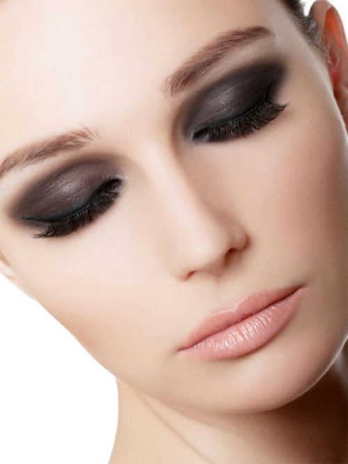 Kẻ eyeliner quá đậm. Kẻ eyeliner giúp đôi mắt có đường nét sắc sảo và định hình hơn. Tuy nhiên, tùy theo thời điểm mà bạn nên cân nhắc giữa kẻ chì và kẻ nước. Lỗi thường gặp nhất khi dùng kẻ mắt nước là tạo đường viền quá đậm, khiến người đối diện có cảm giác bạn đang cố gắng căng to đôi mắt của mình.