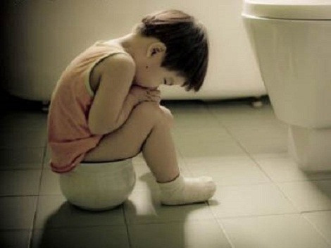 Uống kháng sinh bị táo bón. Theo quy luật cạnh tranh, sinh tồn, hệ vi khuẩn ruột giúp cơ thể chống nhiễm khuẩn bằng cách tiêu diệt vi khuẩn gây bệnh hoặc ức chế sự phát triển của chúng, giữ ở mức độ không gây bệnh. Khi dùng kháng sinh, chúng không chỉ diệt vi khuẩn gây bệnh mà diệt luôn vi khuẩn có lợi trong ruột của bé, gây táo bón.