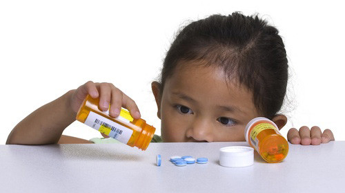 Nhờn thuốc. Trẻ có thể trả bệnh trong một thời gian dài hoặc tái đi tái lại nhiều lần phải dùng kháng sinh, gây lờn thuốc và phải tăng liều. Lúc đó, thuốc chẳng những không trị được bệnh mà còn tàn phá các vi khuẩn cộng sinh có lợi cho cơ thể làm bé viêm miệng lưỡi, nổi nhiệt, rối loạn tiêu hóa và mắc một số các bệnh khác.
