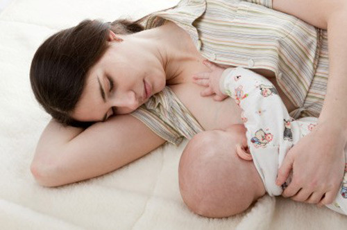 Mẹ nhanh mất sữa: Lượng sữa trẻ bú giảm đi không những làm trẻ bị hụt lượng chất dinh dưỡng và kháng thể, dẫn đến giảm sức đề kháng mà còn khiến mẹ giảm tiết sữa, nhanh bị mất sữa. Điều này càng dễ xảy ra nếu trẻ chán sữa mẹ sau khi được ăn dặm.