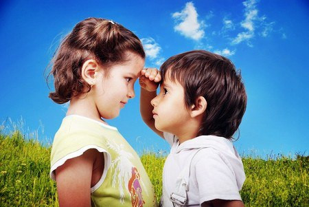 Con sinh ra mùa thu có chiều cao lớn hơn. Nếu chiều cao thực sự quan trọng, những người sinh vào mùa thu được coi là may mắn như trúng thưởng xổ số. Nghiên cứu từ Bristol ở Anh phát hiện, trẻ sinh vào thời điểm cuối hè và đầu thu sẽ cao hơn khoảng 5mm so với những đứa trẻ sinh ra vào mùa đông và mùa xuân. Nguyên nhân được cho rằng, vào giai đoạn cuối của thời kỳ mang thai, khi người mẹ tiếp xúc với ánh nắng mặt trời, cơ thể sản xuất nhiều vitamin D hơn và giúp thai nhi phát triển xương tốt hơn.