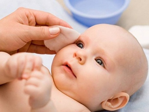 Trong trường hợp bé quá quấy khóc không chịu tắm, mẹ cũng đừng nên bắt con tắm nhiều, dễ khiến con trẻ cảm thấy căng thẳng. Số lần tắm chỉ cần 2 hoặc 3 lần 1 tuần, và thay vào những ngày không tắm, mẹ hãy chăm chỉ lau mặt, cổ, bụng và vệ sinh vùng dưới của con bằng vải bông với nước ấm.