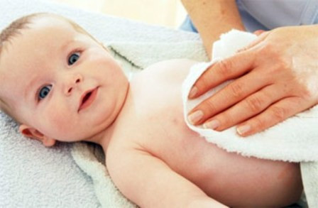 Tránh tắm cho con ngay sau khi con vừa ăn xong. Lúc đó bụng bé vẫn còn no và rất dễ nôn trớ. Hẳn bạn không muốn phải tắm cho bé lần nữa trong khi lần thứ nhất còn chưa thực hiện xong.