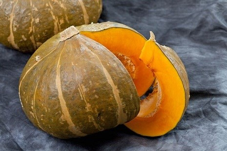 Bí ngô tẩy tế bào chết, chống lão hóa. Cho hỗn hợp 4 thìa cà phê bí ngô, 2 quả vả, 1 thìa cà phê trà xanh, 4 thìa cà phê bột ngô, 2 thìa cà phê lô hội và 1 thìa cà phê dầu oliu vào máy xay sinh tố xay nhuyễn, đắp lên mặt khoảng 20 phút rồi rửa sạch với nước ấm. Trà xanh khi kết hợp cùng các thành phần này sẽ vừa làm sạch da vừa xóa nhăn hữu hiệu. Những phụ nữ từ 30 tuổi trở lên càng cần thiết sử dụng loại mặt nạ này vì khi đó da bắt đầu lão hóa và chảy xệ, rất khó kiểm soát.