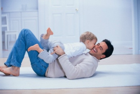 Tình cảm gia đình ổn định. Việc có thêm một em bé sẽ khiến cuộc sống trong gia đình bạn bị đảo lộn so với hiện tại. Vì vậy, xây dựng mối quan hệ giữa vợ chồng trong gia đình là rất quan trọng để em bé chào đời trong một môi trường tình cảm tuyệt vời nhất. Nếu bạn mang thai chỉ vì để níu giữ tình cảm gia đình hoặc để giữ chân chồng thì hoàn toàn sai lầm.