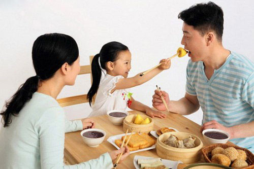Những người hỗ trợ. Một hệ thống những người hỗ trợ luôn ở bên bạn như bố mẹ, người thân, bác sĩ chuyên khoa quen biết sẽ giúp bạn có kiến thức tốt nhất trước khi bầu bí. Đặc biệt, bạn cũng cần có một người hỗ trợ công việc nhà khi bầu bí và nhất là sau khi sinh nở nữa.