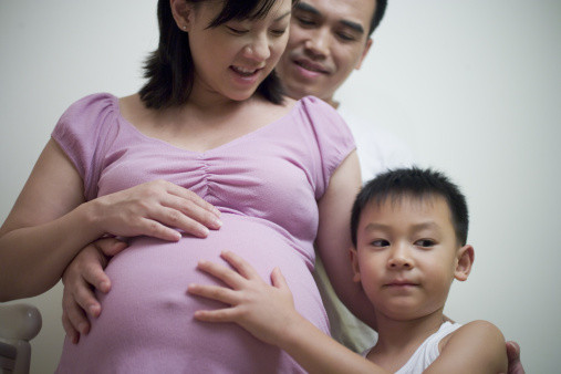Khi đứa con lớn của bạn bày tỏ ý muốn có em và bạn cũng muốn đáp ứng nguyện vọng đó. Chỉ cần nhìn thấy ánh mắt và vẻ mặt hào hứng của con khi bày tỏ nguyện vọng muốn có thêm em, chắc chắn bạn sẽ mềm lòng rất nhanh và muốn đáp ứng. Từ đó, suy nghĩ có thêm con càng thôi thúc bạn.