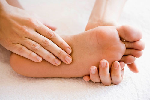 Trị vết chai sạn. Thành phần tự nhiên trong dứa và các loại thảo mộc sẽ làm mềm các vết chai. Mặt nạ với nguyên liệu từ dứa tươi pha trộn bạc hà, kèm các loại thảo mộc khác mang đến cảm giác mát, nhẹ nhàng, thư giãn cho làn da, đặc biệt khu vực bàn chân – bộ phận chịu nhiều sức ép của toàn bộ cơ thể. Bạn thoa hỗn hợp trên lên chân và để hỗn hợp trên trong khoảng 10 phút, sau đó thoa nhẹ massage khắp vùng gót chân. Thành phần tự nhiên trong dứa và các loại thảo mộc sẽ làm mềm các vết chai.