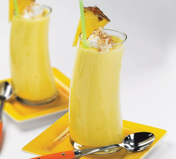 Thải độc cơ thể. Dứa không chỉ dùng làm món tráng miệng sau bữa ăn mà nước ép của trái dứa còn giúp giải nhiệt và giải khát rất tốt. Nước cốt trái dứa giúp giảm mệt mỏi vì nó có chứa vitamin A, C, canxi, mangan… giúp cơ thể tránh khỏi tác hại của quá trình oxy hóa. Vì vậy, uống nước ép từ trái dứa sẽ giúp giảm stress và làm việc hiệu quả hơn. Những ly sinh tố mát lạnh bổ dưỡng từ trái dứa sẽ làm cho mùa hè của bạn không còn nóng nực mà trở nên ngọt ngào, thơm mát.