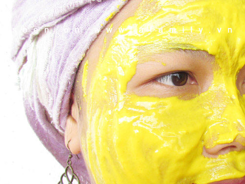 Đôi với những mẹ bầu có làn da khô: Trộn đều bột nghệ với sữa chua không đường để tạo thành một hỗn hợp sánh mịn. Vệ sinh mặt sạch sẽ rồi đắp mặt nạ này lên da mặt khoảng 30 phút rồi rửa mặt lại với nước ấm. Đối với trường hợp da dầu: Trộn bột nghệ với sữa chua không đường và thêm một ít mật ong vào để tạo thành mặt nạ đắp lên da mặt. Thực hiện phương pháp này 2-3 lần/1 tuần làn da của bạn sẽ dần trở nên mịn màng và trắng sáng đều màu hơn.