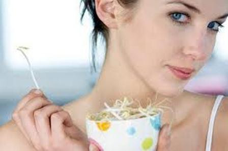 Chống lão hóa. Các nguyên tố vi lượng, kẽm, omega 3, các chất chống oxy hóa là những nhân tố chính giúp bạn có một làn da sáng đẹp, ngăn ngừa lão hóa và hạn chế nếp nhăn. Chính vì thế, giá đỗ là món ăn phù hợp và rất cần thiết đối với phụ nữ trung tuổi và ở tuổi tiền mãn kinh. Ăn nhiều giá đỗ mỗi ngày giúp các chị em trị dứt điểm các rối loại khi bị kinh nguyệt, làm chậm quá trình mãn kinh giúp bạn kéo dài tuổi xuân một cách tự nhiên.
