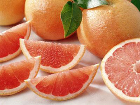 Quả bưởi. Quả bưởi có chứa nhiều vitamin và khoáng chất, đặc biệt hợp chất trong quả bưởi sẽ điều chỉnh lượng insulin, một loại hormone dự trữ chất béo. Bạn có thể ăn trực tiếp những múi bưởi hoặc uống nước ép bưởi hàng ngày cũng rất tốt cho việc giảm cân và sở hữu làn da đẹp. Nên ăn bưởi trước bữa ăn để giúp giảm cân mà không cần phải thay đổi khẩu phần ăn.