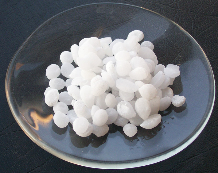 Lye (sodium hydroxide): 260ml (Có thể tìm mua ở hiệu thuốc, hiệu làm bánh mì hoặc các nơi làm xà phòng).