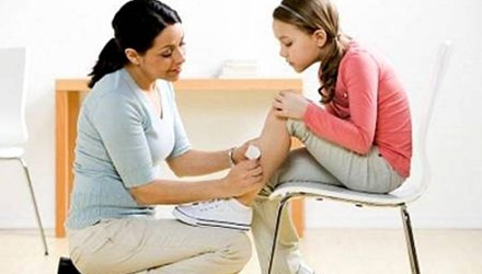 Mặc quần dài, cọ xát vào vết thương. Đây cũng là nguyên nhân khiến vết thương lâu lành, thậm chí là nhiễm trùng hơn.