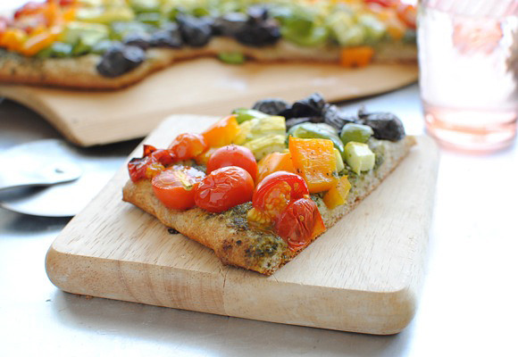Lấy bánh ra ngoài, trang trí thêm phô mai và hạt tiêu, nước sốt nếu thích. Bánh pizza cầu vồng này vừa đẹp mắt lại còn làm hoàn toàn từ rau củ. Chính vì thế, bạn chẳng phải lo việc ăn béo hay ngậy nữa.