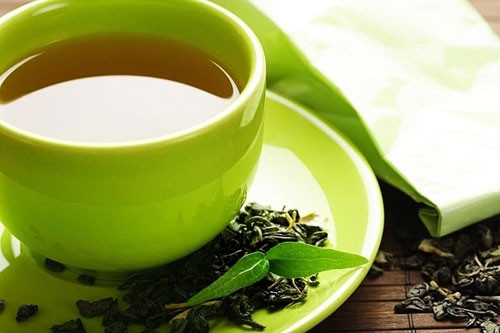 Các loại trà xanh giải độc. Trà xanh từ lâu đã được sử dụng để tăng cường sức khỏe cho con người, đặc biệt phổ biến ở châu Á. Hãy uống một tách trà mỗi ngày, kết hợp chanh với trà thanh nhiệt sẽ làm tăng gấp đôi tác dụng giải độc. Ngoài ra, thêm một chút trà xanh vào nước ép trái cây cũng giúp làm tăng hiệu quả và cung cấp thêm lượng chất chống oxy hóa.