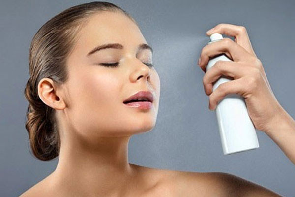 Nước xịt khoáng tự nhiên. Hỗn hợp làm từ 300ml nước ép dưa hấu, 50ml nước ép cam tươi và 300ml nước lọc có tác dụng chăm sóc da mặt khá tốt. Bạn hãy cho chúng vào tủ lạnh, bảo quản và dùng trong vòng 5 ngày.