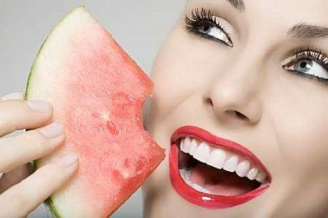 Thu nhỉ lỗ chân lông. Lỗ chân lông to, tăng tiết bã nhờn, cộng thêm các tác nhân như khói bụi, môi trường ô nhiễm, tiếp xúc với tia UV làm cho da xỉn và bẩn mất vẻ tươi sáng vốn có; muốn thanh khiết và làm sạch biểu bì chỉ cần dùng vỏ dưa hấu cắt lát mỏng, để vào ngăn mát tủ lạnh đắp lên da mặt, thực hiện thường xuyên bạn sẽ có được làn da thật sạch, sẵn sàng cho mọi chăm sóc tiếp theo.