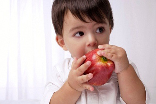 Trái cây và rau củ. Những loại rau củ như cà rốt, khoai tây… thường gây khó khăn cho bé khi nhai kỹ. Vì vậy, các mẹ hãy giúp bé bằng cách thái nhỏ những loại rau củ này dưới dạng hạt lựu để bé ăn uống dễ dàng hơn.