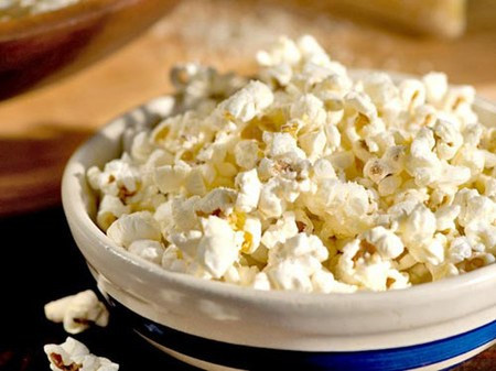 Bỏng ngô. Hình dáng, kích cỡ và bề mặt của bỏng ngô rất dễ khiến trẻ mắc nghẹn. Phần hạt chưa nổ hết của bỏng là mối nguy hiểm lớn nhất gây nên cơn co thắt ở cổ họng. Đây là lý do vì sao thức ăn này chỉ nên dành cho trẻ lớn và khi trẻ ăn cần có sự giám sát của người lớn.