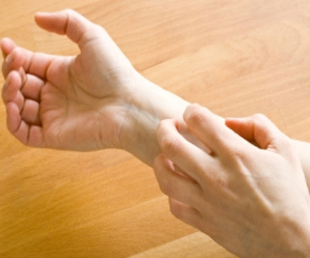 Da mẩn ngứa. Da là cơ quan giải độc lớn nhất của cơ thể. Các tuyến mồ hôi và tuyến bã nhờn tiết nước qua mồ hôi... phát ra các độc tố mà không thể được giải quyết trong các cơ quan khác. Viêm dạ dày mãn tính do ăn mà không kiểm soát, lá lách và yếu dạ dày, gây ra bởi công việc quá mức và một loạt các tình trạng viêm mãn tính niêm mạc dạ dày, đều tạo ra các chất độc cho cơ thể, gây ngứa da.