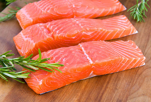 Cá hồi. Các nghiên cứu đã chỉ ra rằng những thức ăn thường xuyên ăn giàu chất béo omega-3 có thể giúp bảo vệ các mạch máu nhỏ bị chôn vùi trong mắt. Cá hồi và cá mòi là một trong cung cấp chất béo omega-3 tốt nhất cho đôi mắt.