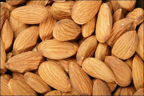 Hạnh nhân: Ăn một nắm hạnh nhân mỗi ngày cũng đủ cung cấp một lượng vitamin E nhất định cho đôi mắt, giúp mắt sáng khoẻ – yếu tố chính quyết định thị lực mắt.