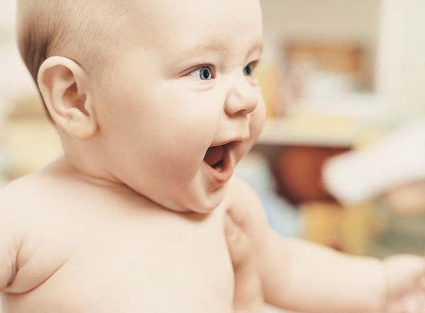 Nóng trong người: trẻ bị nóng trong người làm cho các mạch máu, cấu trúc trong lỗ mũi bị vỡ gây ngứa ngáy.