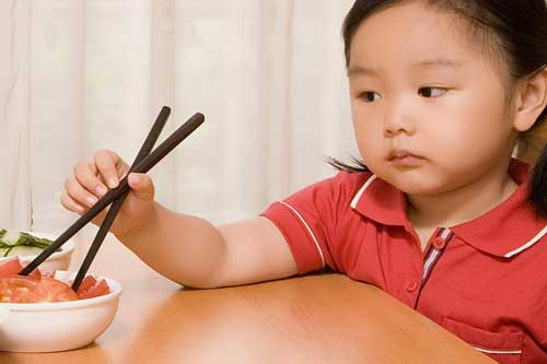 Không trộn chung mọi thứ. Bé ngậm có thể vì đã ngán món cháo hỗn hợp phải ăn mỗi ngày. Vậy bạn hãy thử để riêng các nhóm thực phẩm, cá/ thịt băm riêng, cháo trắng/ cơm 1 chén riêng, rau củ 1 chén riêng… và bạn cho bé ăn như người lớn. Vị của cháo trắng ngọt nhẹ khác vị mặn mà của thức ăn, khác vị của rau củ, sẽ làm bé thích hơn. Hơn nữa, các nhóm rau củ hay thịt cá xé nhỏ đòi hỏi bé phải nhai mới nuốt được, vì thế sẽ kích thích bé hơn.