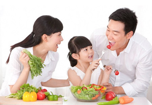 Làm mẫu và hướng dẫn cho bé cách nhai và nuốt. Trẻ thường bắt chước những động tác của cha mẹ, vì vậy khi thấy cha mẹ ăn uống một cách ngon miệng bé sẽ cố gắng để làm theo. Bạn nhắc con nhẹ nhàng: ‘nhìn mẹ/bố ăn này!’ để thu hút sự chú ý của bé.