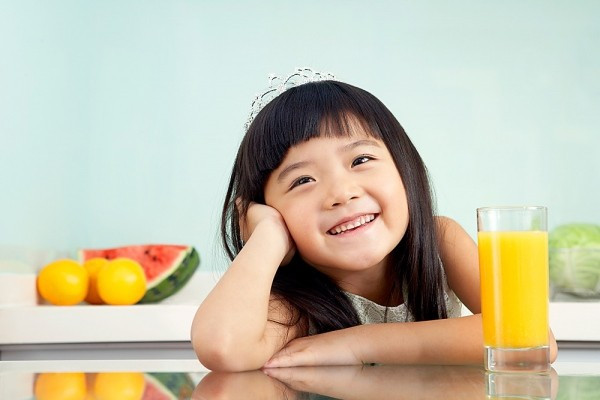 Mẹ không nên cho bé ăn vặt trước bữa ăn. Nhưng có thể coi đó là phần thưởng sau khi bé hoàn thành bữa ăn của mình.