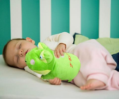 Thói quen ôm gối ngủ. Nếu bé có thói quen ôm gối ngủ và tựa đầu nghiêng một bên cũng làm cho cằm bất cân xứng, lép một bên mặt và cằm. Người lớn cũng thường hay ôm gối ngủ do thói quen có từ thuở nhỏ, nhưng ôm gối ngủ một bên thì không tốt, tập cho trẻ nằm ở nhiều tư thế khác nhau, vi lệch lạc xương hàm chỉ xảy ra ở trẻ em đang ở thời kỳ trưởng thành và xương mặt đang hình thành.