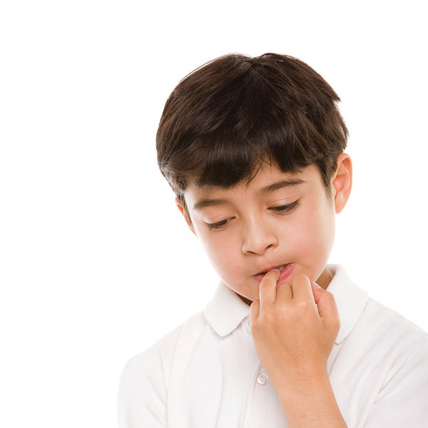 Tật cắn móng tay, cắn kẹp tóc. Các thói quen nầy thường gặp ở tuổi đi học, và ở bé gái thích làm dáng, lâu ngày sẽ thành thói quen. Hậu quả là các răng cửa cắn không khít, bị mòn dần, men răng bị mẻ. Răng sẽ bị mất thẫm mỹ. Tật cắn kim khâu ở những thợ may và cắn đinh ở thợ mộc cũng đưa đến hậu quả là mòn răng và mẻ răng, làm cho răng cửa không cắn khít được.