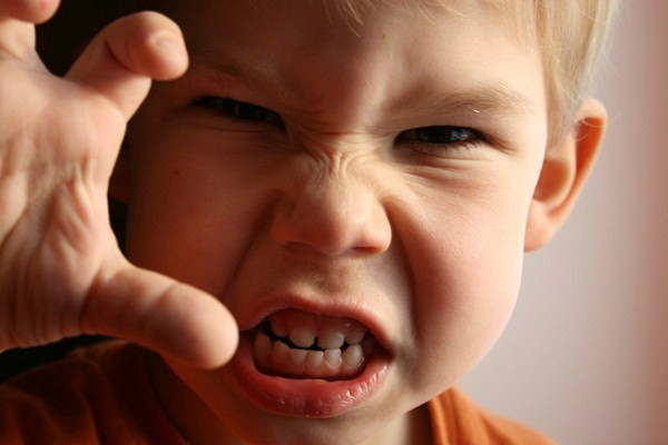 Tật cắn môi. Trẻ em thường có thói quen cắn môi dưới, giống như bú ngón tay, hậu quả của tật cắn môi sẽ làm nhóm răng cửa trên nhô ra,cắn không khít, trẻ phát âm không chuẩn. Tật cắn môi cũng dễ bỏ nếu đến tuổi đi học, bạn bè và thầy cô khuyên nhủ trẻ sẽ dần dần bỏ được.
