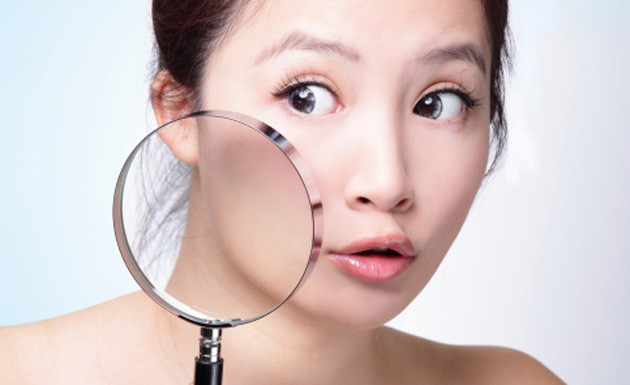 Rửa mặt chưa sạch. Rửa mặt quấy quá, qua loa khiến sữa rửa mặt vẫn còn đọng trên mặt sẽ dễ dẫn đến việc bít lỗ chân lông và gây kích ứng trên da. Hãy chú ý vùng hàm dưới, chân tóc, hai bên cánh mũi là những điểm thường bị bỏ quên hoặc chưa rửa sạch hẳn.